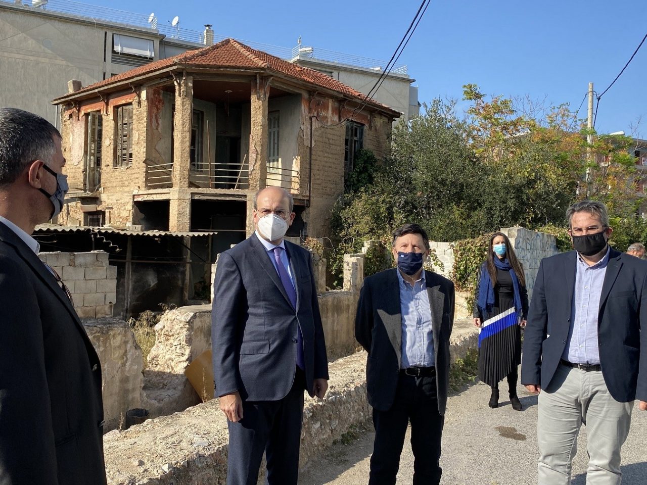 Ο Κωστής Χατζηδάκης δίπλα σε ετοιμόρροπα κτίρια