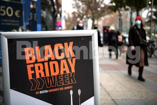 Black Friday: Αγορές από τον καναπέ για τους καταναλωτές – Οι διαφορές με τη Cyber Monday