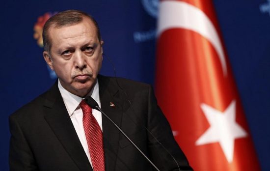«Γκρεμίζεται» η τουρκική λίρα – Tι φοβούνται οι αγορές μετά την καρατόμηση του κεντρικού τραπεζίτη από τον Ερντογάν