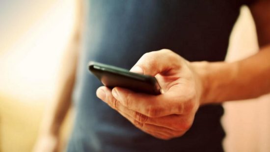 Ειδικό τέλος κινητής τηλεφωνίας: Πώς μεταφράζεται η μείωση για τους καταναλωτές (vid)