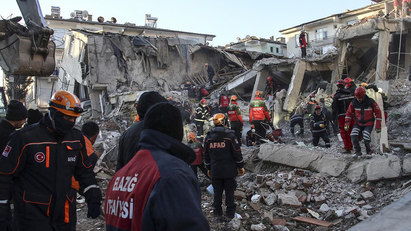 Σεισμός – Τουρκία: Τους 92 έφτασαν οι νεκροί στη Σμύρνη