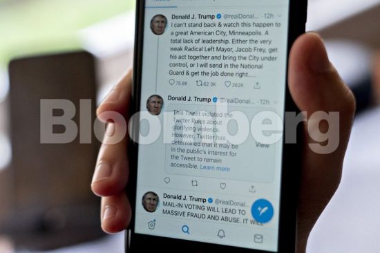 Bloomberg: Η «ειδική μεταχείριση» του Τραμπ από το Twitter θα σταματήσει όταν χάσει τις εκλογές