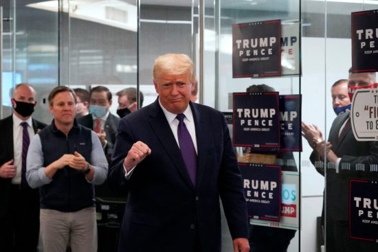 Ο Ντόναλντ Τραμπ άνοιξε μπαρ – Πού βρίσκεται, τι σερβίρει και γιατί είναι γεμάτο από… φωτογραφίες του