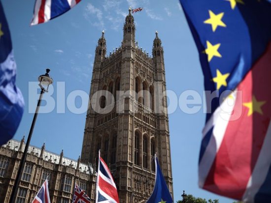 Το νέο στέλεχος του κορωνοϊού «χτυπά» τη βρετανική στερλίνα