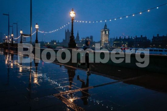 Βυθίζεται στο χρέος η Βρετανία: Αντιμέτωπη με το μεγαλύτερο έλλειμμα σε καιρό ειρήνης