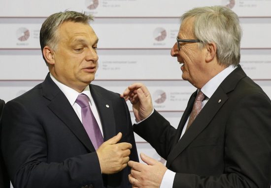 Γιούνκερ σε Ορμπάν: «Καλώς τον δικτάτορα» – Γιατί κανείς δεν γελά πλέον μ’ αυτό το αστείο