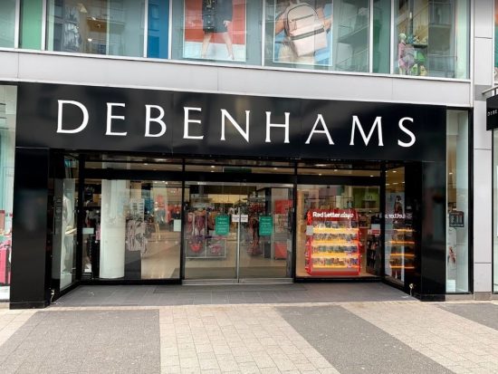 Debenhams: Στα αζήτητα τα καταστήματα της γνωστής αλυσίδας έναν χρόνο μετά το λουκέτο