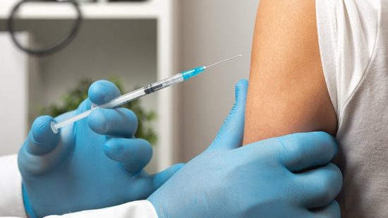 Κορωνοϊός: Συνεχίζονται οι εμβολιασμοί σε υγειονομικούς – Από Δευτέρα σε οίκους ευγηρίας