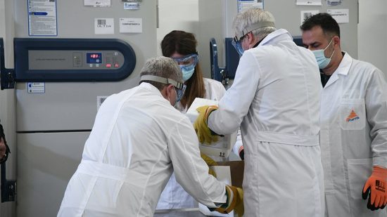 Εμβόλια – κορωνοϊός: Ήρθαν στην Αθήνα – Πού φυλάσσονται (vid)