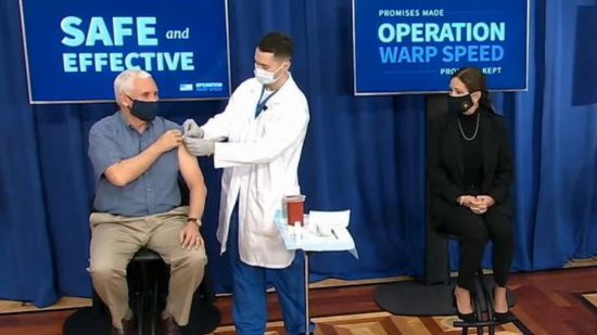 Κορωνοϊός – ΗΠΑ: Εμβολιάστηκε σε live μετάδοση ο Μάικ Πενς