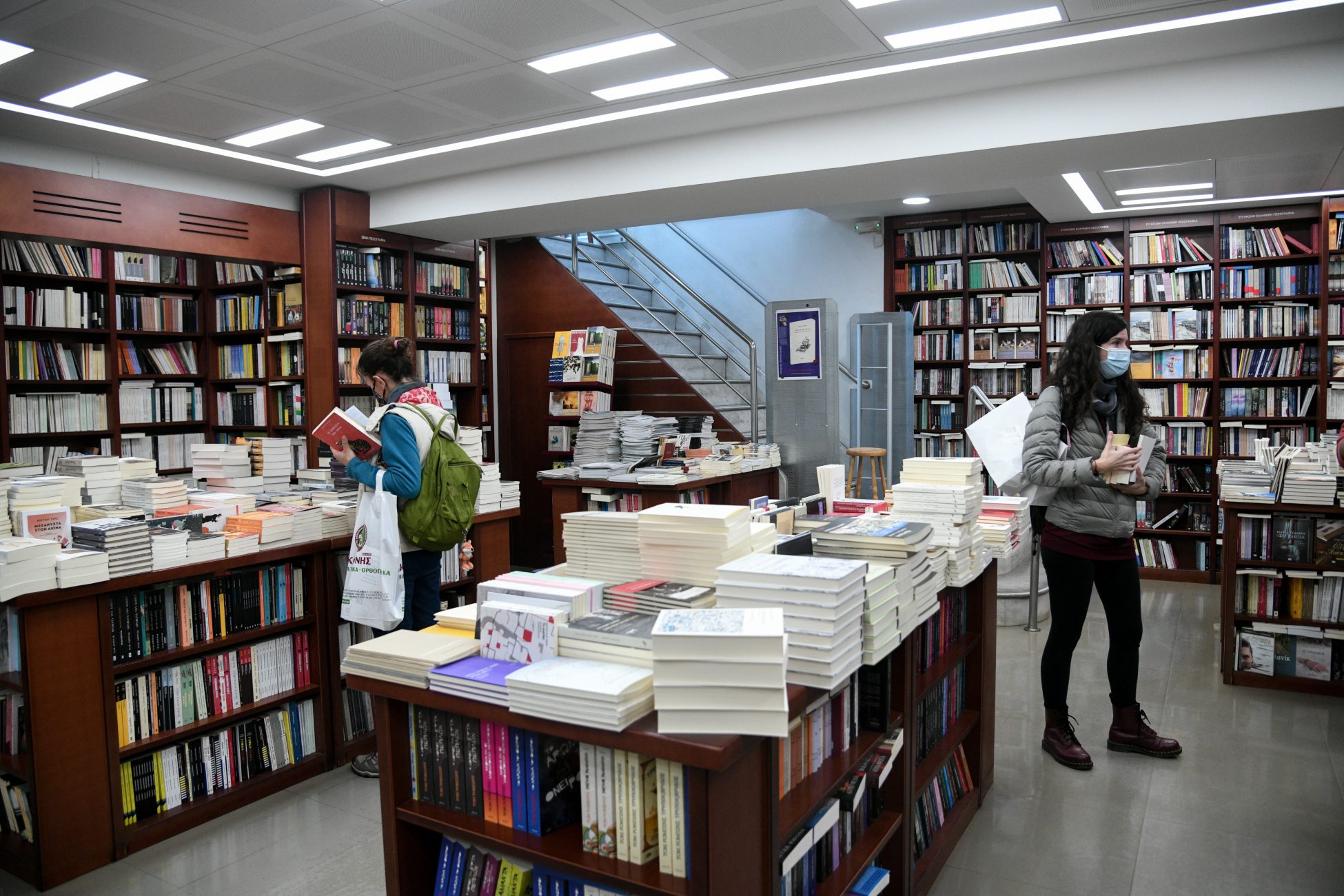 Bιβλιοπωλεία – κομμωτήρια: «Ανέβασαν ρολά» – Τα ωράρια και ο τρόπος λειτουργίας