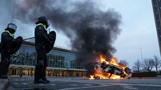 Ολλανδία: Δεύτερη νύχτα ταραχών σε διαδηλώσεις κατά της απαγόρευσης κυκλοφορίας