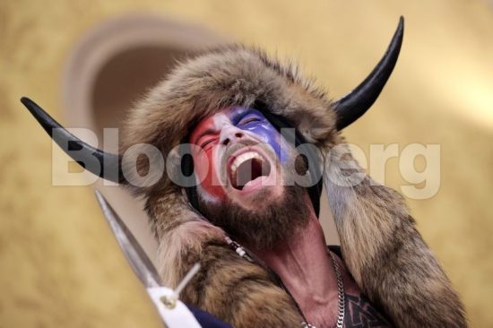 Εισβολή στο Καπιτώλιο: Συνελήφθη ο άνδρας που έκλεψε το αναλόγιο της Πελόζι