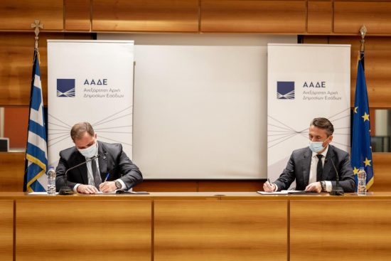 «Συμμαχία» ΑΑΔΕ – «Παπαστράτος» για την καταπολέμηση του λαθρεμπορίου καπνικών προϊόντων