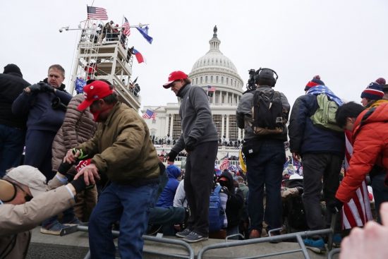ΗΠΑ: Καταδικάστηκε άνδρας για κλοπή δημόσιας περιουσίας κατά την εισβολή του στο Καπιτώλιο