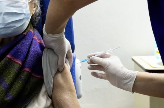 Εμβολιασμοί: Ανοίγει στις 18.00 η πλατφόρμα των ραντεβού για τις ηλικίες 80-84 ετών