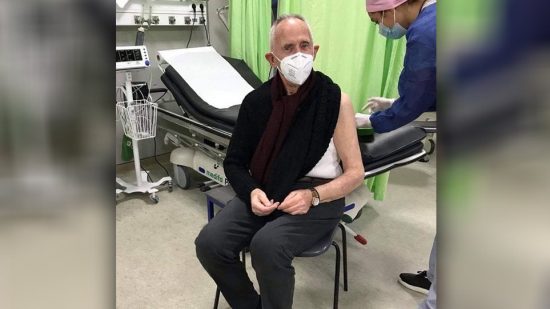 Το tweet του Άλμπερτ Μπουρλά για τον εμβολιασμό του πεθερού του