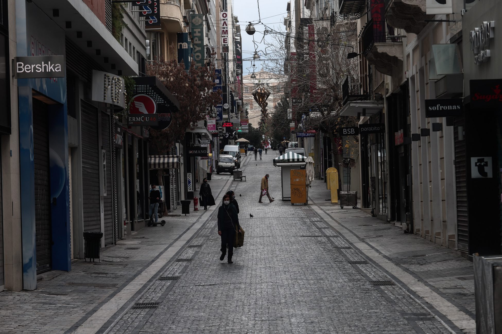 «Πρεμιέρα» χειμερινών εκπτώσεων με κλειστά μαγαζιά – Σε απόγνωση οι έμποροι