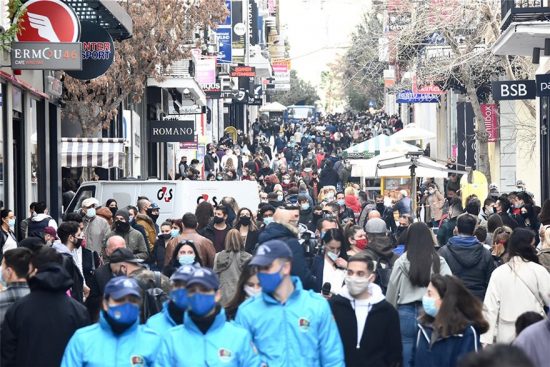 Ανοιχτά μαγαζιά: Κοσμοσυρροή ξανά στην Ερμού – Ουρές με μάσκες και αποστάσεις όπου αυτό είναι δυνατό