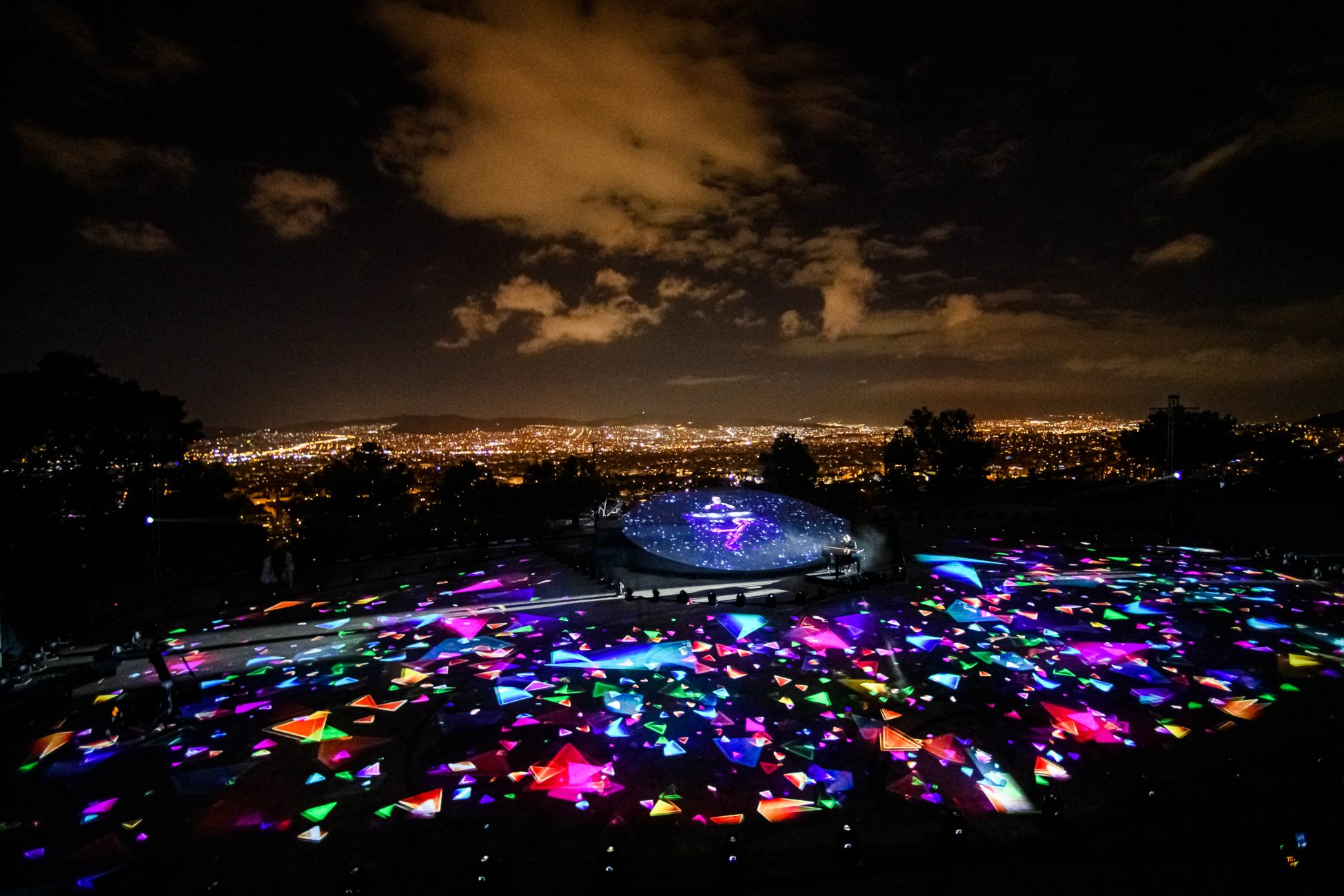 Δήμος Αθηναίων: Με συναίσθημα και συμβολισμούς υποδέχθηκε το 2021 στον Λυκαβηττό (vid)