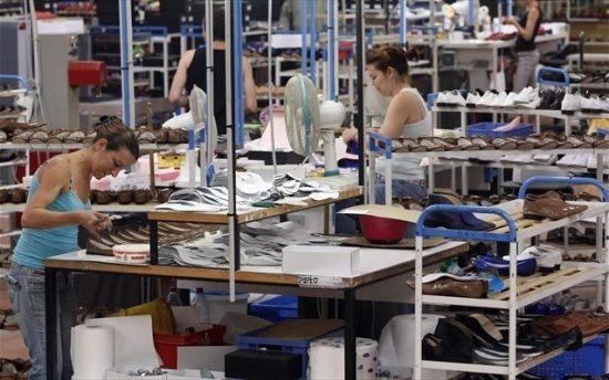 IHS Markit: Συρρικνώθηκε η παραγωγή στην ελληνική μεταποίηση