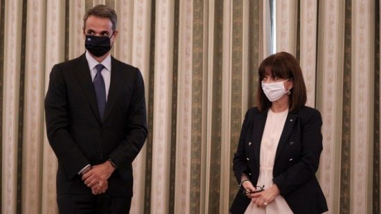 Σε τρεις ομάδες σήμερα η ορκωμοσία των νέων μελών της κυβέρνησης