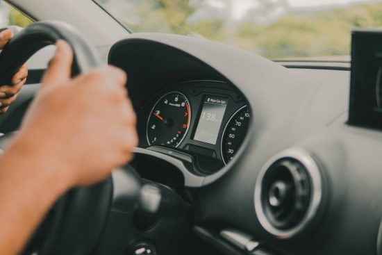 Νέος ΚΟΚ: Τι πραγματικά ισχύει για τα ψώνια στα καθίσματα, τα χοντρά μπουφάν και τον καφέ