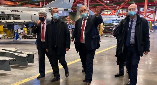 Επίσκεψη Σταϊκούρα στις εγκαταστάσεις της Ελληνικής Αεροπορικής Βιομηχανίας