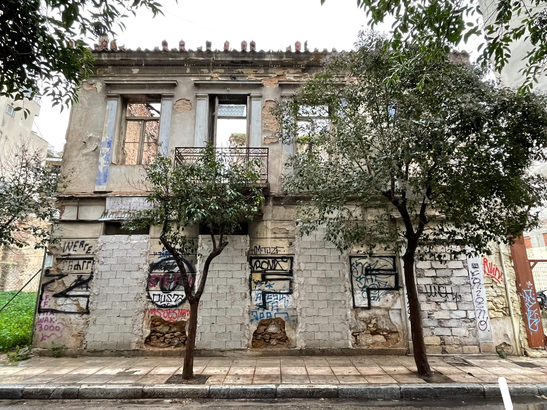 «Απελευθερώνονται» 63 κτίρια της Αθήνας – Σκοπός του δήμου η άμεση αποκατάστασή τους