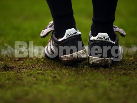 Η Adidas πληρώνει τα χρέη της και επαναφέρει τη διανομή μερίσματος