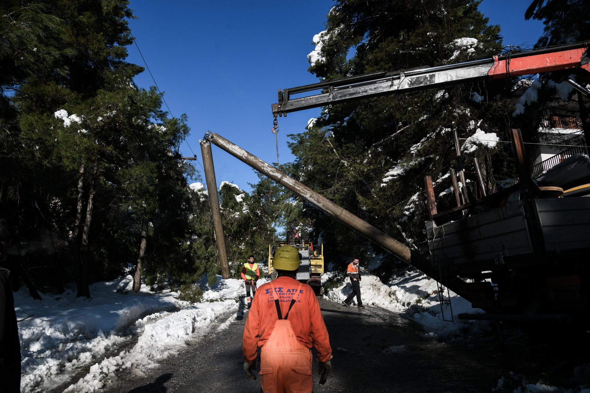 Μάχη με το χρόνο για να ηλεκτροδοτηθούν τα τελευταία 10.000 νοικοκυριά σε Αττική και 9 οικισμοί στην Εύβοια