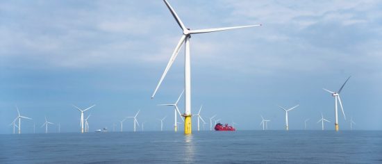 «Με το όπλο παρά πόδα» η αγορά για τα θαλάσσια αιολικά