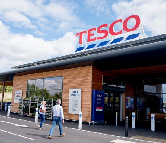 Tesco: Η βρετανική αλυσίδα ζητεί την επιβολή φόρου στο ηλεκτρονικό εμπόριο