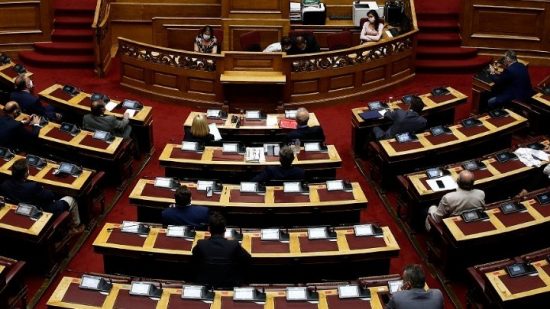 Τι λένε Μέγαρο Μαξίμου και Κουμουνδούρου για την αντιπαράθεση στη Βουλή