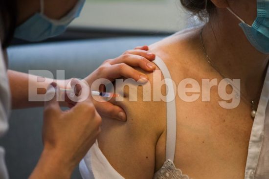 Η καθυστέρηση των εμβολιασμών στην ΕΕ θα κοστίσει 100 δισ. ευρώ