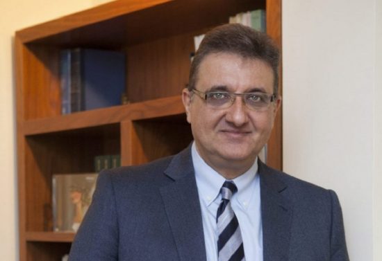 Εξαδάκτυλος: Περίπλοκη η χρήση της διπλής μάσκας, η συζήτηση μπερδεύει τον πολίτη