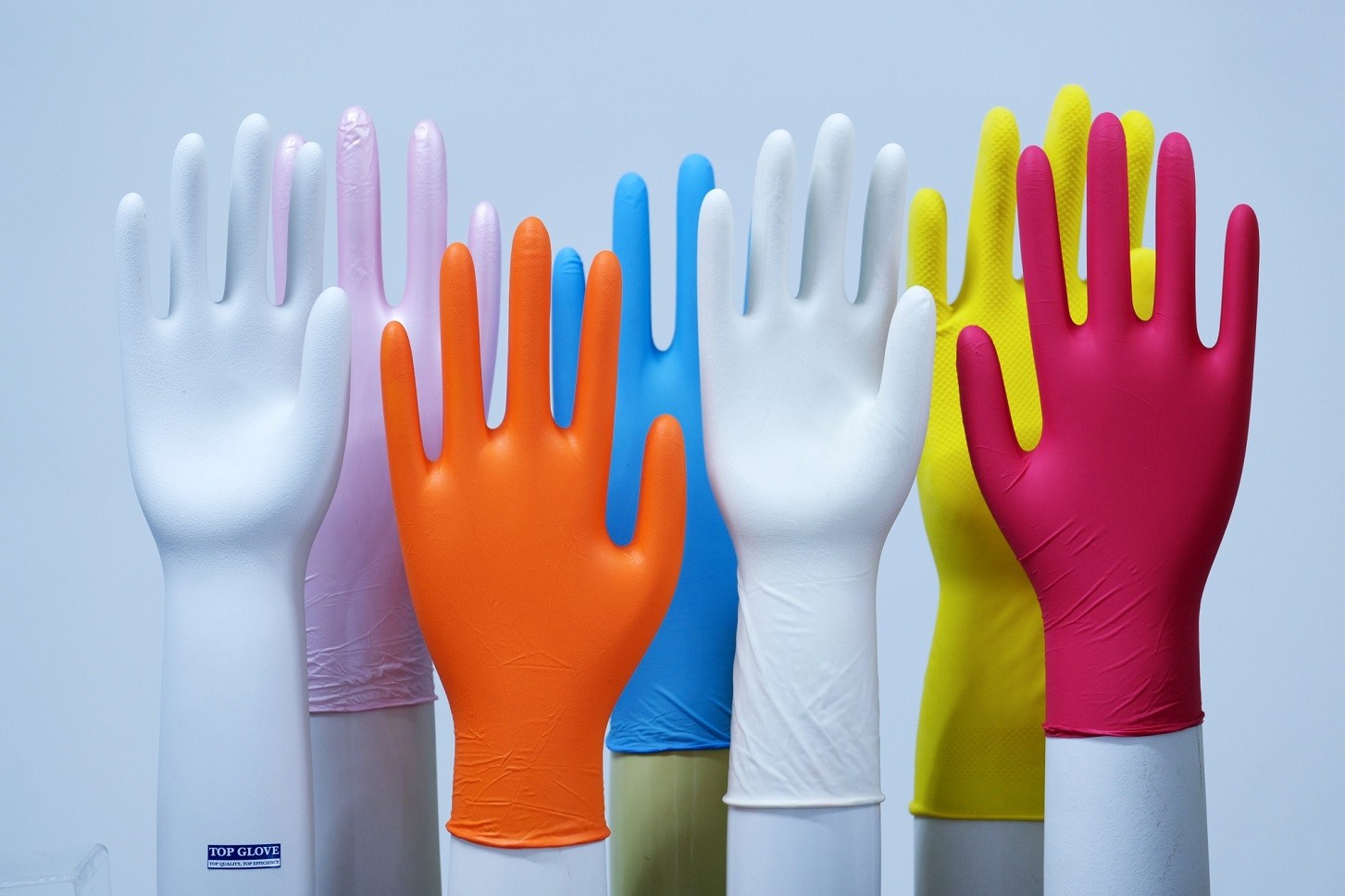 Έγιναν δισεκατομμυριούχοι πουλώντας ιατρικά γάντια – Πώς βγάζουν «λεφτά με το τσουβάλι»