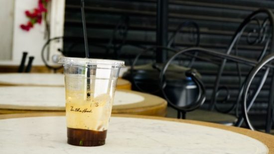 «Βαρύς» καφές το 2022: Πιο ακριβό το take away (vid)