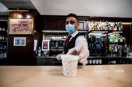 ΦΠΑ: Τι ισχύει για αναψυκτικά, χυμούς, ροφήματα για μέσα στο κατάστημα ή σε «πακέτο»