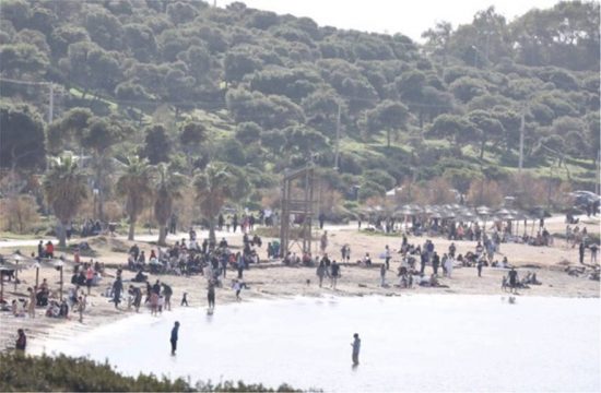 Κυριακάτικη βόλτα στις παραλίες για τους Αθηναίους (pics)