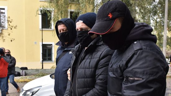 Δημήτρης Λιγνάδης: Με χειροπέδες στην ανακρίτρια κατηγορούμενος για βιασμό κατά συρροή