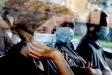Κορωνοϊός: Πώς πρέπει να φοριέται η διπλή μάσκα για μάξιμουμ προστασία
