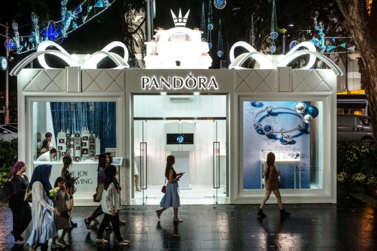 Pandora: Αποχώρησε από το σωματείο του κλάδου εταιρειών κοσμημάτων – Συνέχισε τη συνεργασία της με τη Ρωσία