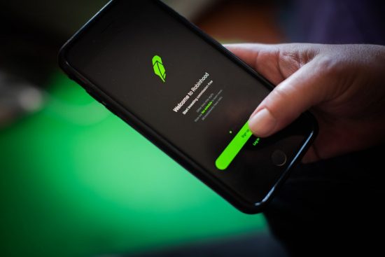 Robinhood: Γονείς τη μηνύουν για την αυτοκτονία του γιου τους