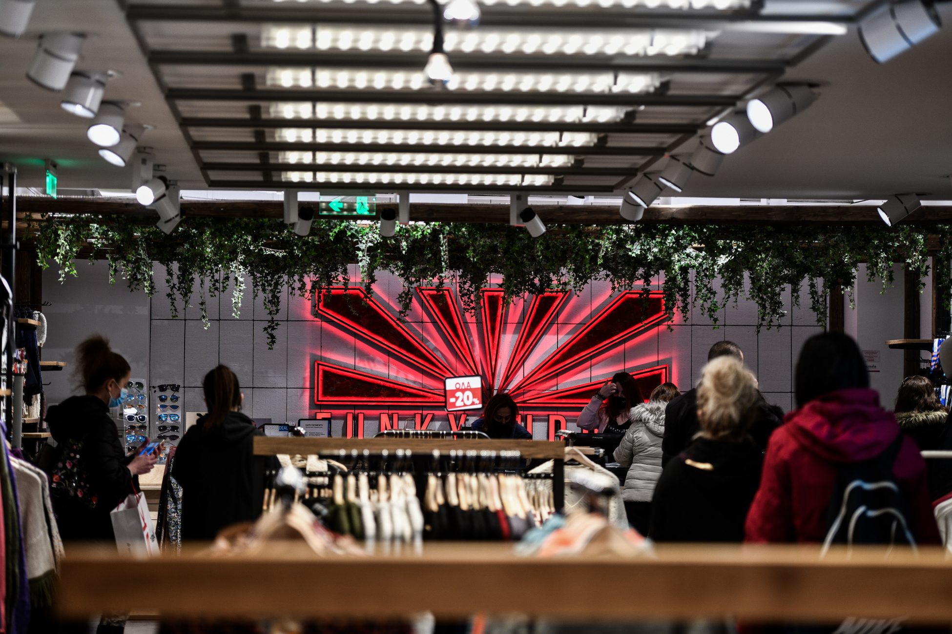 Σχεδόν καθολική η πτώση του τζίρου των εκπτώσεων για το λιανεμπόριο