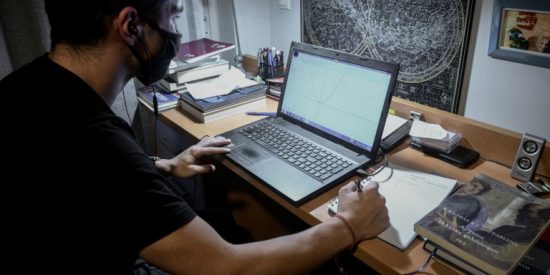 Τηλεκπαίδευση: Τι ώρες θα γίνονται τα μαθήματα – Τι θα ισχύσει για απουσίες