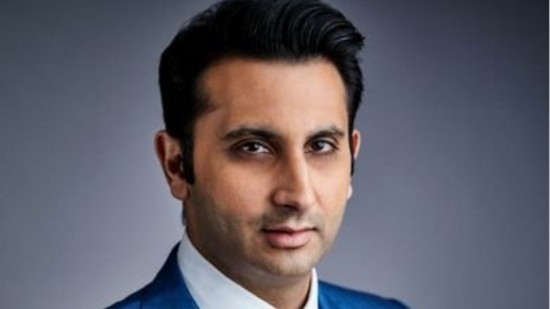 Adar Poonawalla: Ο Ινδός «πρίγκιπας των εμβολίων» παράγει σχεδόν τις μισές δόσεις του AstraZeneca