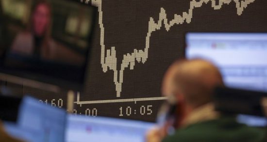 Γιατί οι ευρωπαϊκές μετοχές χάνουν το… μπρα-ντε-φερ με τις ΗΠΑ