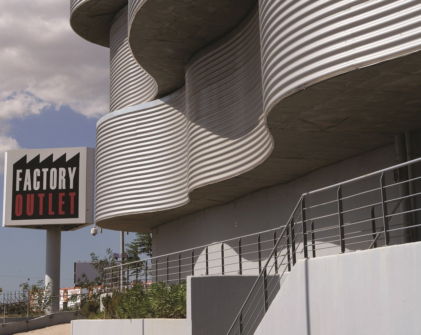 Folli Follie: Επεκτείνονται τα Factory Outlet Local