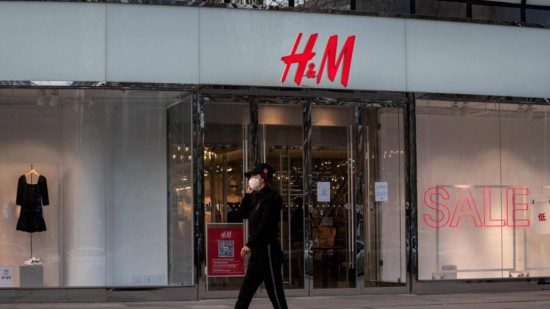 H&M: Αναστέλλει προσωρινά τις πωλήσεις της στη Ρωσία